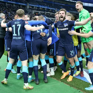 Die Herthaner bejubeln das 2:0 - und verschwinden kurz darauf in der Kabine.