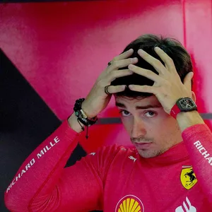 Charles Leclerc greift sich an den Kopf
