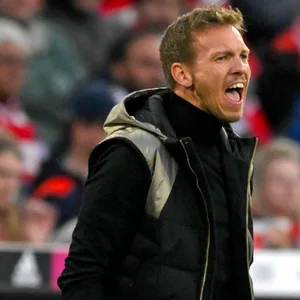 Julian Nagelsmann gibt Anweisungen an der Seitenlinie