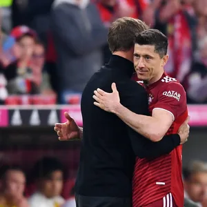 Robert Lewandowski wird von Julian Nagelsmann umarmt