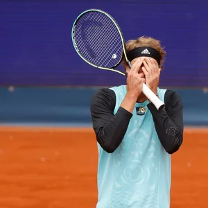 Alexander Zverev schlägt die Hände vorm Gesicht zusammen