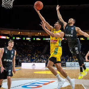 Jaylon Brown versucht Maodo Lo zu blocken