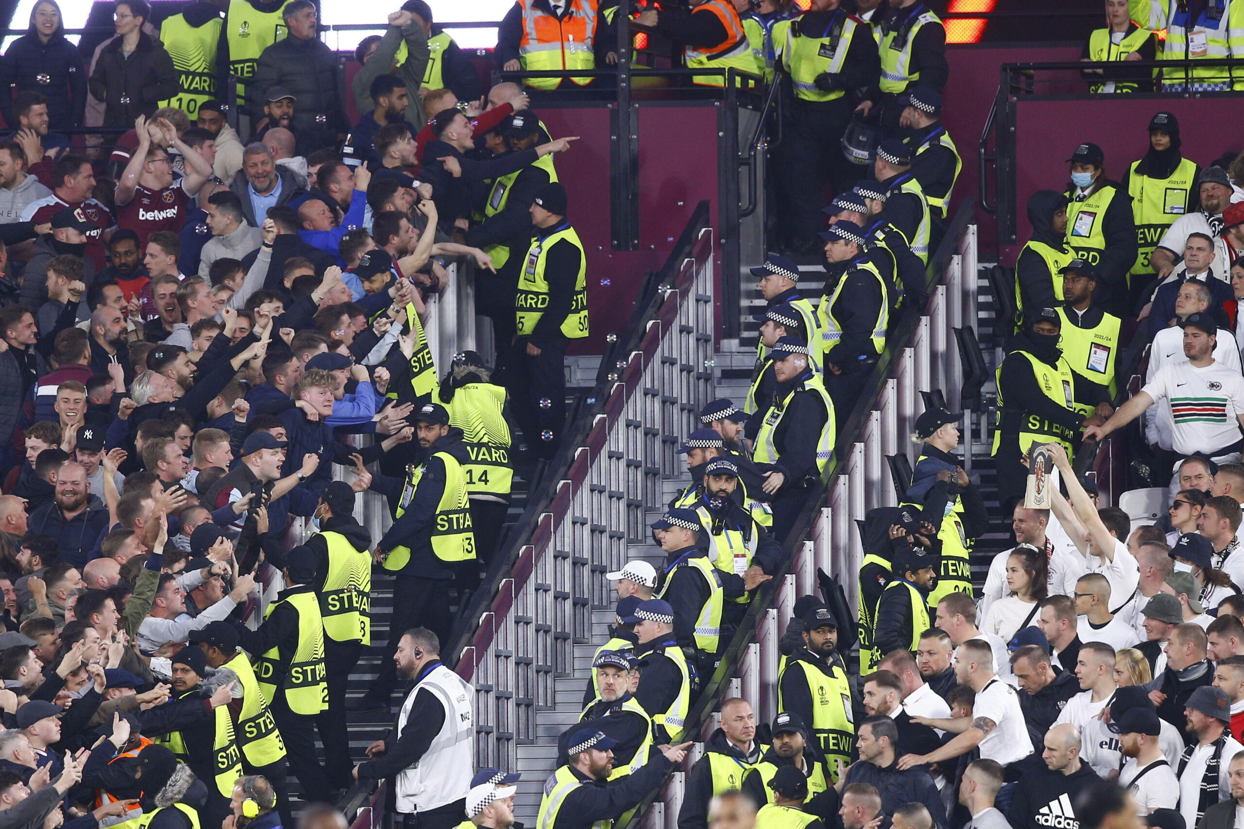 West-Ham Fans attackieren Frankfurt-Fans verbal