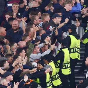 West-Ham Fans attackieren Frankfurt-Fans verbal