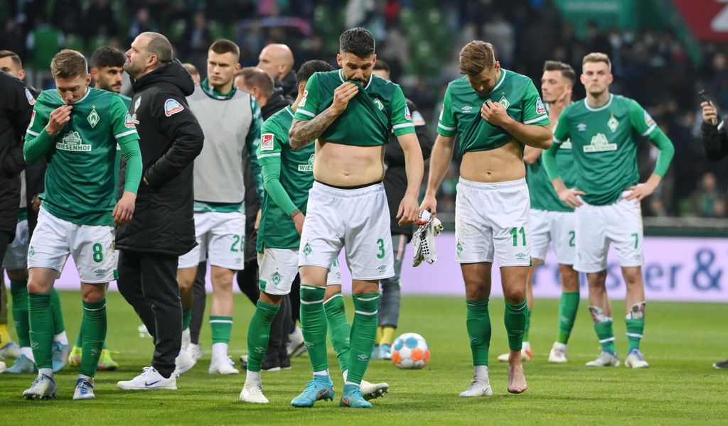 Spieler von Werder Bremen mit hängenden Köpfen