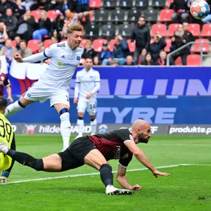 Sonny Kittel köpft den Ball zum 1:0 für den HSV ins Tor.