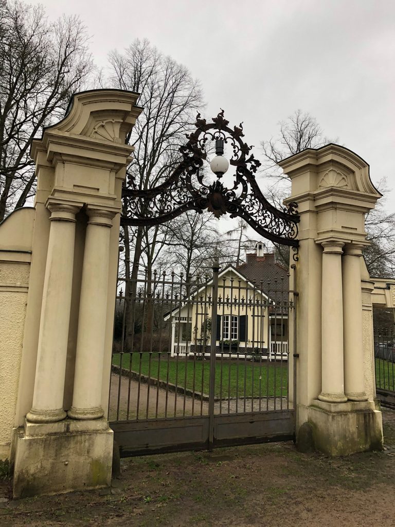Das „Kaisertor“ im Jenischpark.