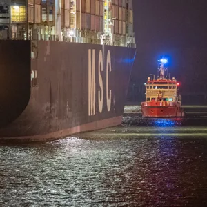 Auch ein Boot der Feuerwehr war im Hamburger Hafen im Einsatz.