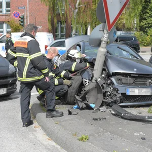 Feuerwehrkräfte am Mercedes des verletzten Mannes.