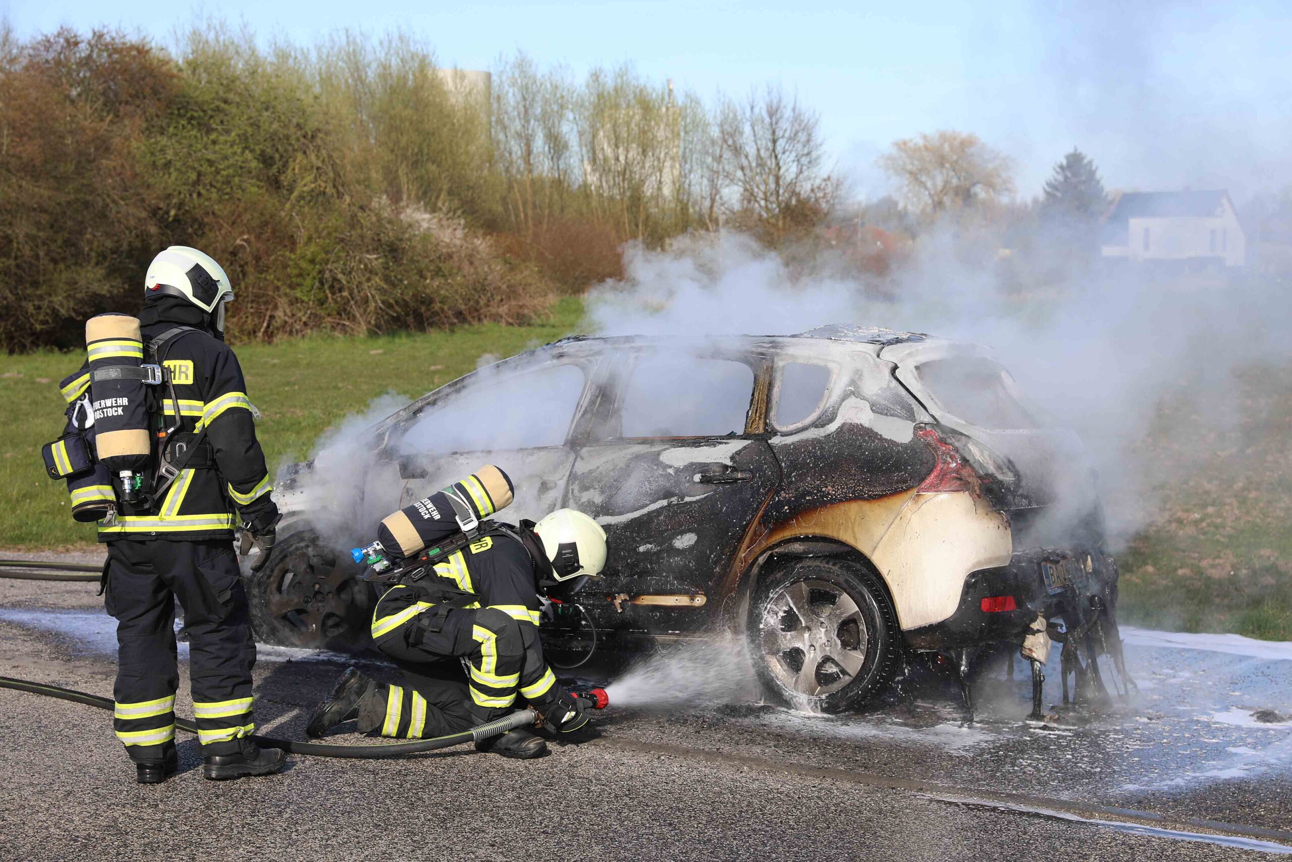 In Rostock ging ein geparktes Auto plötzlich in Flammen auf, als der Fahrer es startete.