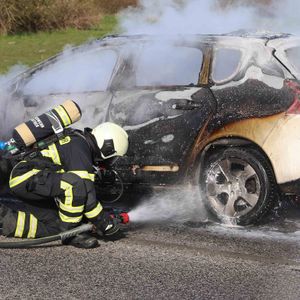 In Rostock ging ein geparktes Auto plötzlich in Flammen auf, als der Fahrer es startete.