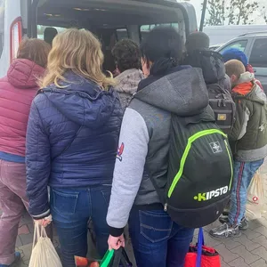 Geflüchtete Ukrainerinnen und Ukrainer steigen an der polnischen Grenze in den Kleinbus.