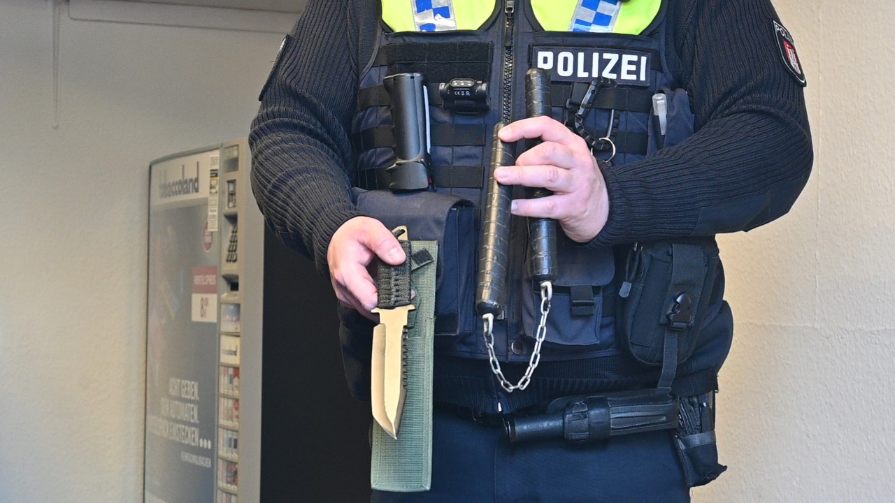 Die Polizei fand zwei verbotene Waffen, darunter ein Nunchaku.