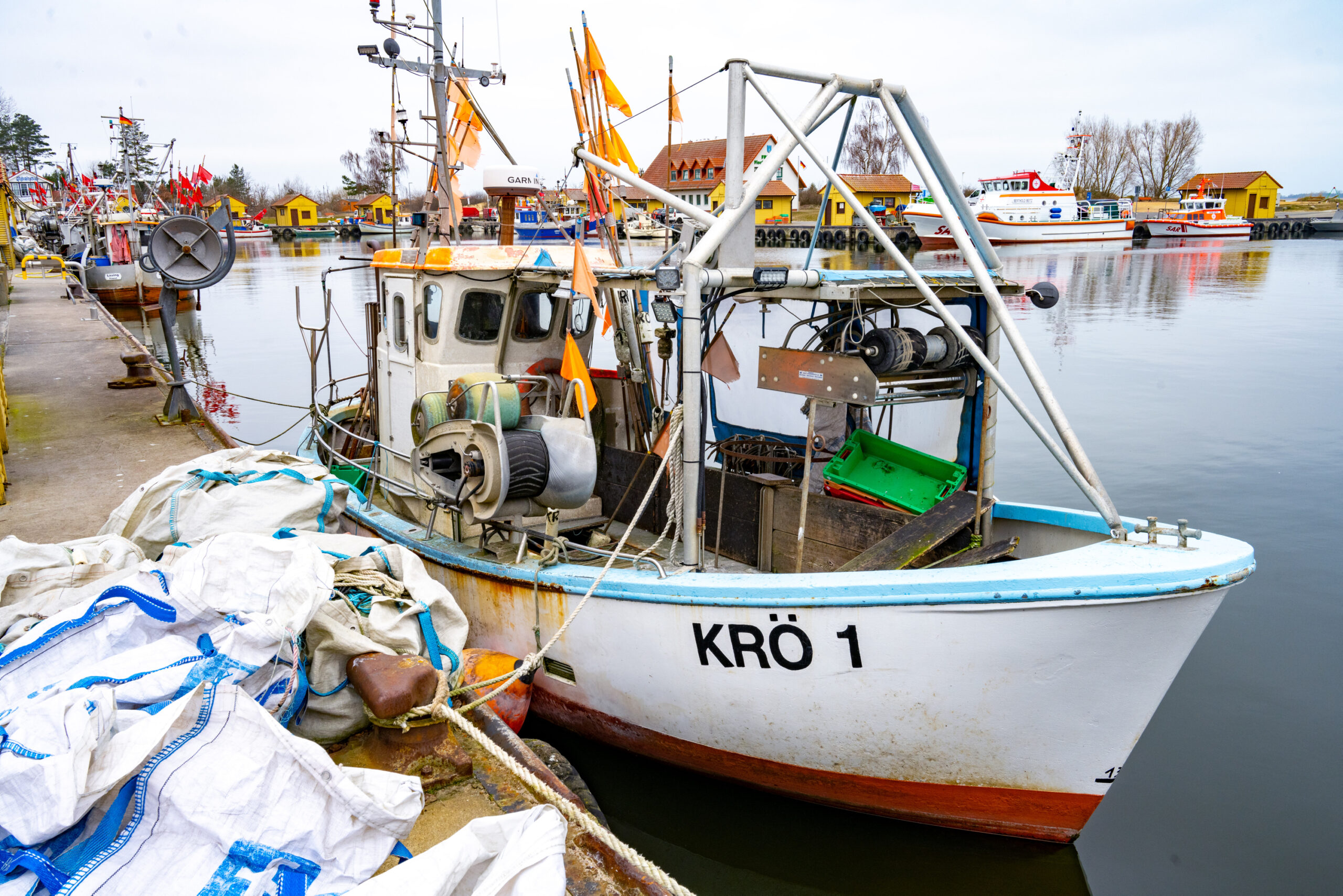 Fischkutter liegen im Fischereihafen Freest in Mecklenburg-Vorpommern.