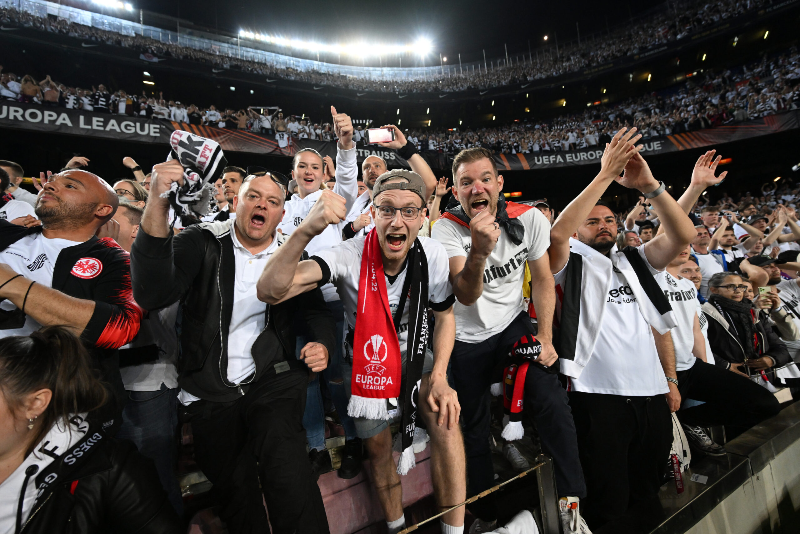 Fans von Eintracht Frankfurt feiern im Camp Nou des FC Barcelona