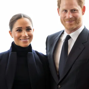 Harry und Meghan sind zu seiner Oma Queen Elizabeth gereist.