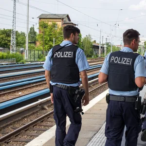 Göttingen: Ein zwölfjähriger Hamburger hat einen Mülleimer vor einen fahrenden Güterzug geworfen. (Symbolbild)