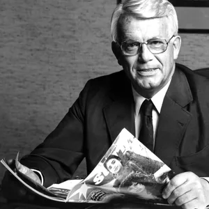 Der Publizist, Herausgeber, Chefredakteur, Gründer des Hamburger Magazins „Stern“ und Kunstmäzen Henri Nannen mit einer Ausgabe seiner Zeitschrift an seinem Schreibtisch.
