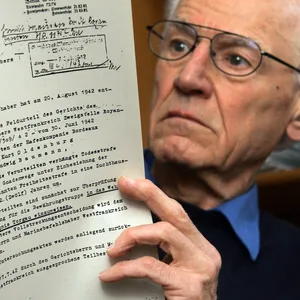 Ein Foto aus dem Jahr 2006: Der einstige Wehrmachtssoldat Ludwig Baumann hält seine Begnadigung durch das Oberkommando der Deutschen Kriegsmarine in den Händen.