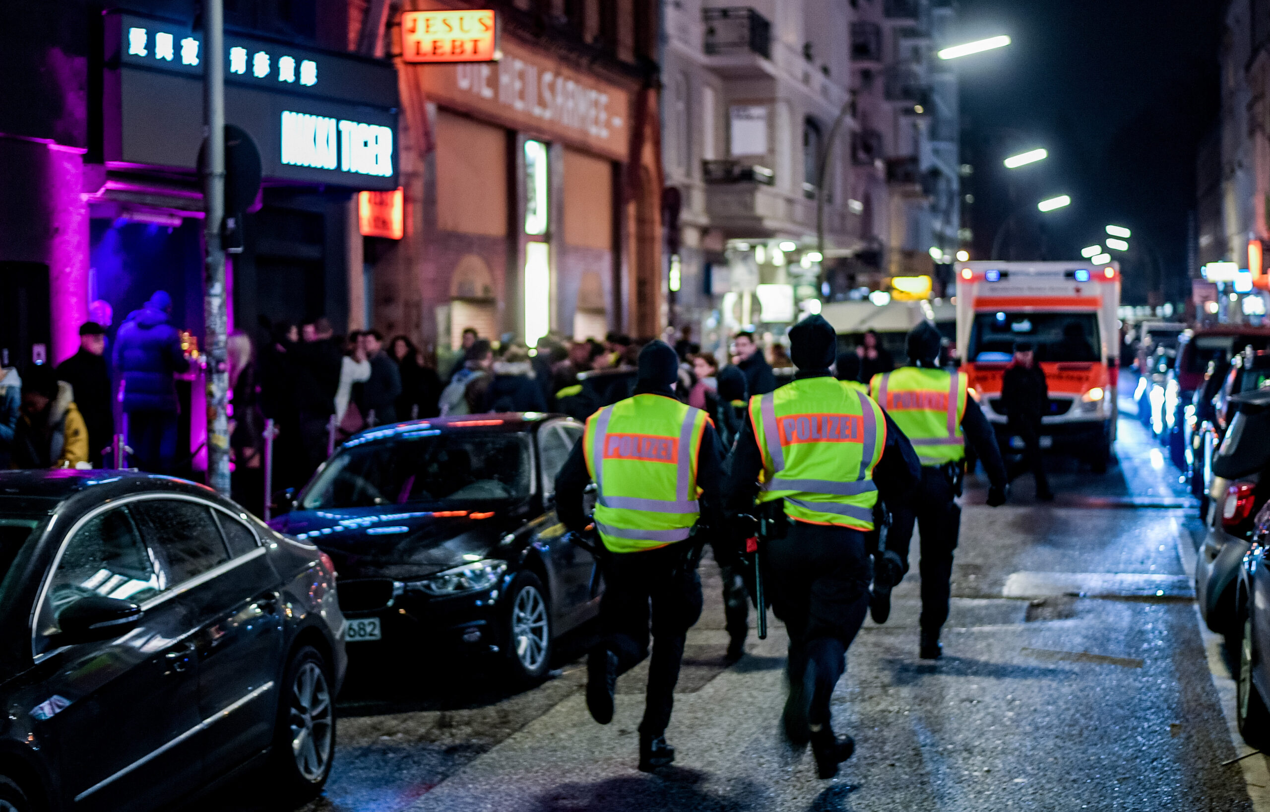 Hamburg: Polizisten laufen zu einem Einsatzort in der Talstraße in der Nähe der Reeperbahn. (Archivfoto)