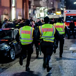 Polizisten laufen zu einem Einsatzort in der Talstraße in der Nähe der Reeperbahn. (Archivfoto)