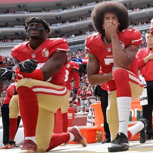 Eli Harold, Colin Kaepernick und Eric Reid knien während der US-Hymne