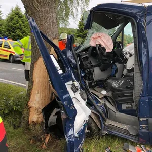 Zerstörter Mercedes-Sprinter Thieshope