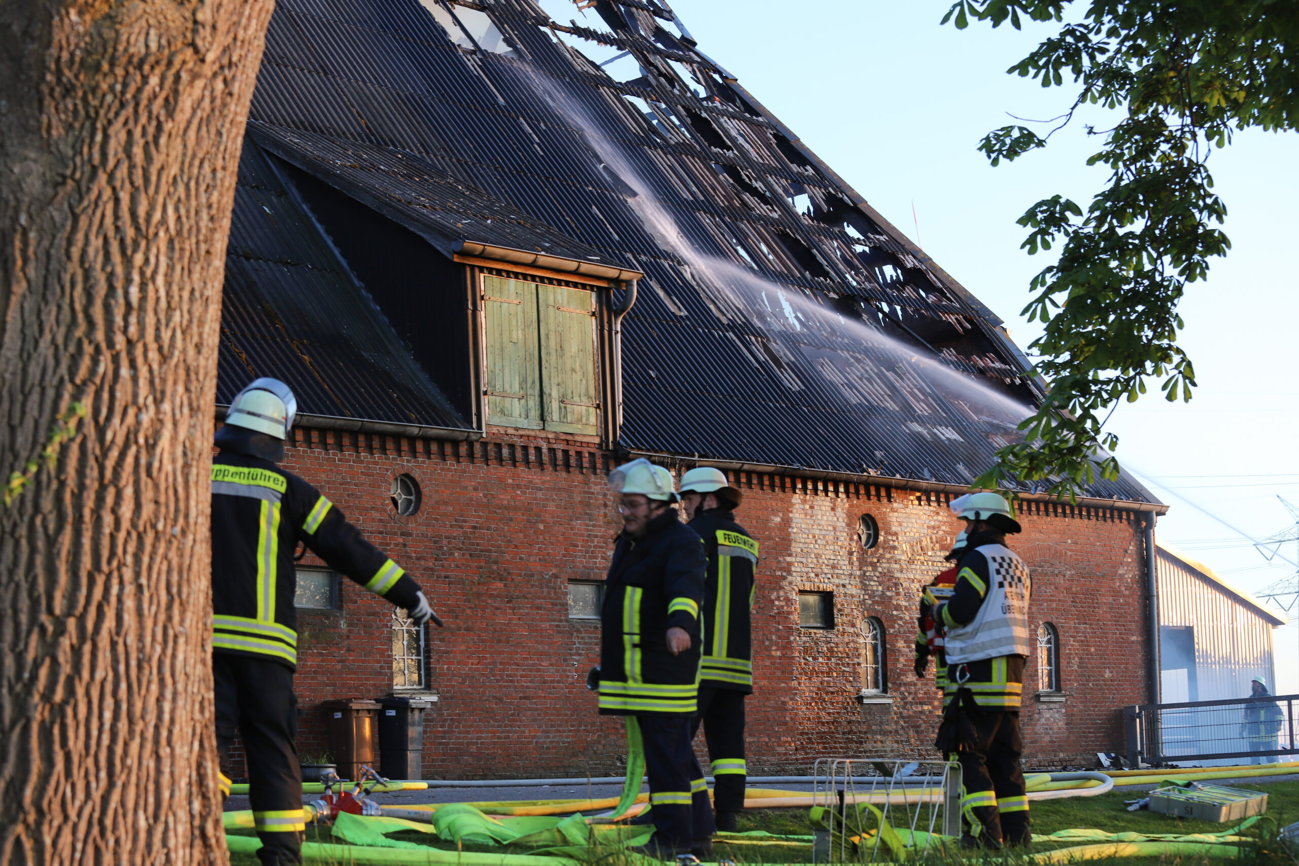 Großalarm in Beidenfleth: Dach von Bauernhof brennt