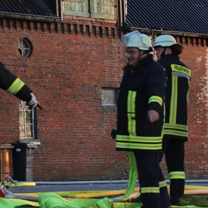 Großalarm in Beidenfleth: Dach von Bauernhof brennt