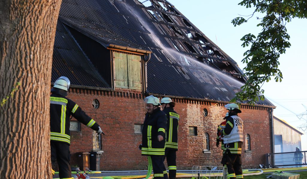 Großalarm in Beidenfleth: Dach von Bauernhof brennt