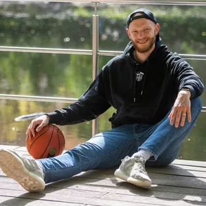 Robin Christen vor dem See im Eimsbütteler Park