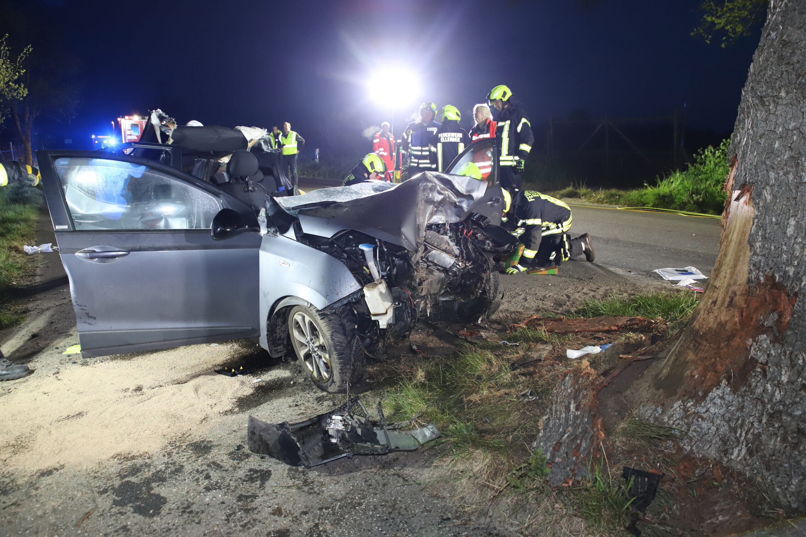 Unfall in Ellerbek: Feuerwehr befreit schwer verletzten Fahrer aus Autowrack