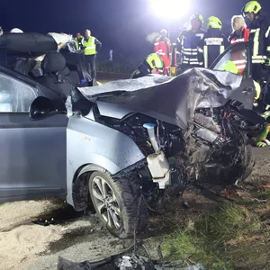 Unfall in Ellerbek: Feuerwehr befreit schwer verletzten Fahrer aus Autowrack