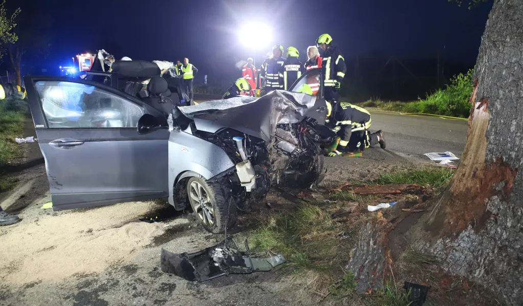Unfall in Ellerbek: Feuerwehr befreit schwer verletzten Fahrer aus Autowrack