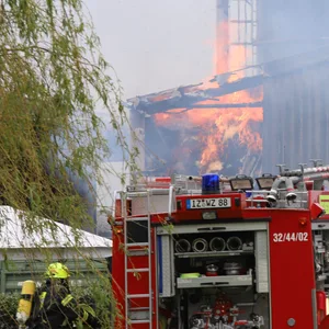 Flammen schlugen aus dem Gebäude, als die ersten Kräfte der Feuerwehr ankamen.