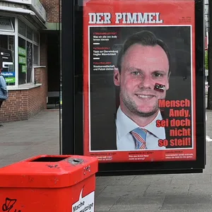 Dieses Plakat in Harburg spielt auf die „Pimmelgate“-Affaäre um Innensenator Grote an.