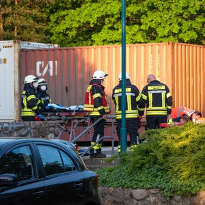 Rettungskräfte am Einsatzort in Sprötze (Landkreis Harburg).