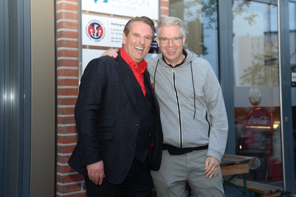 Feierten ihr Wiedersehen bei der OMR-Aftershowparty: Ralf Dümmel (l.) und Ex-TV-„Löwe“ Frank Thelen.