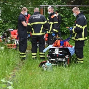 Polizei- und Feuerwehrkräfte am Einsatzort in Hamburg-Harburg.