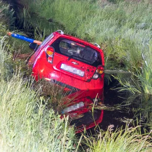 Der Chevrolet landete in einem Bach. Die Frau kam leicht verletzt in Krankenhaus.
