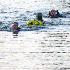 DLRG-Schwimmer retten den Jugendlichen.