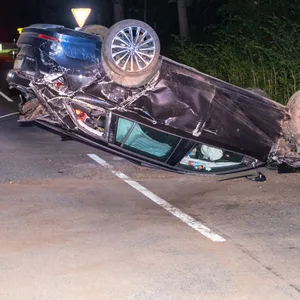 Das Auto blieb nach dem Unfall auf dem Dach liegen. Der Fahrer kam ins Krankenhaus.
