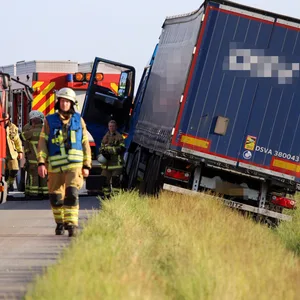 A7 bei Großenaspe: Der Lkw landete auf dem Grünstreifen.