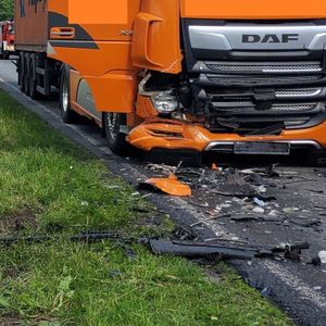 Frontacrash mit Lkw im Norden – Pkw Fahrer verstirbt an Unfallstelle