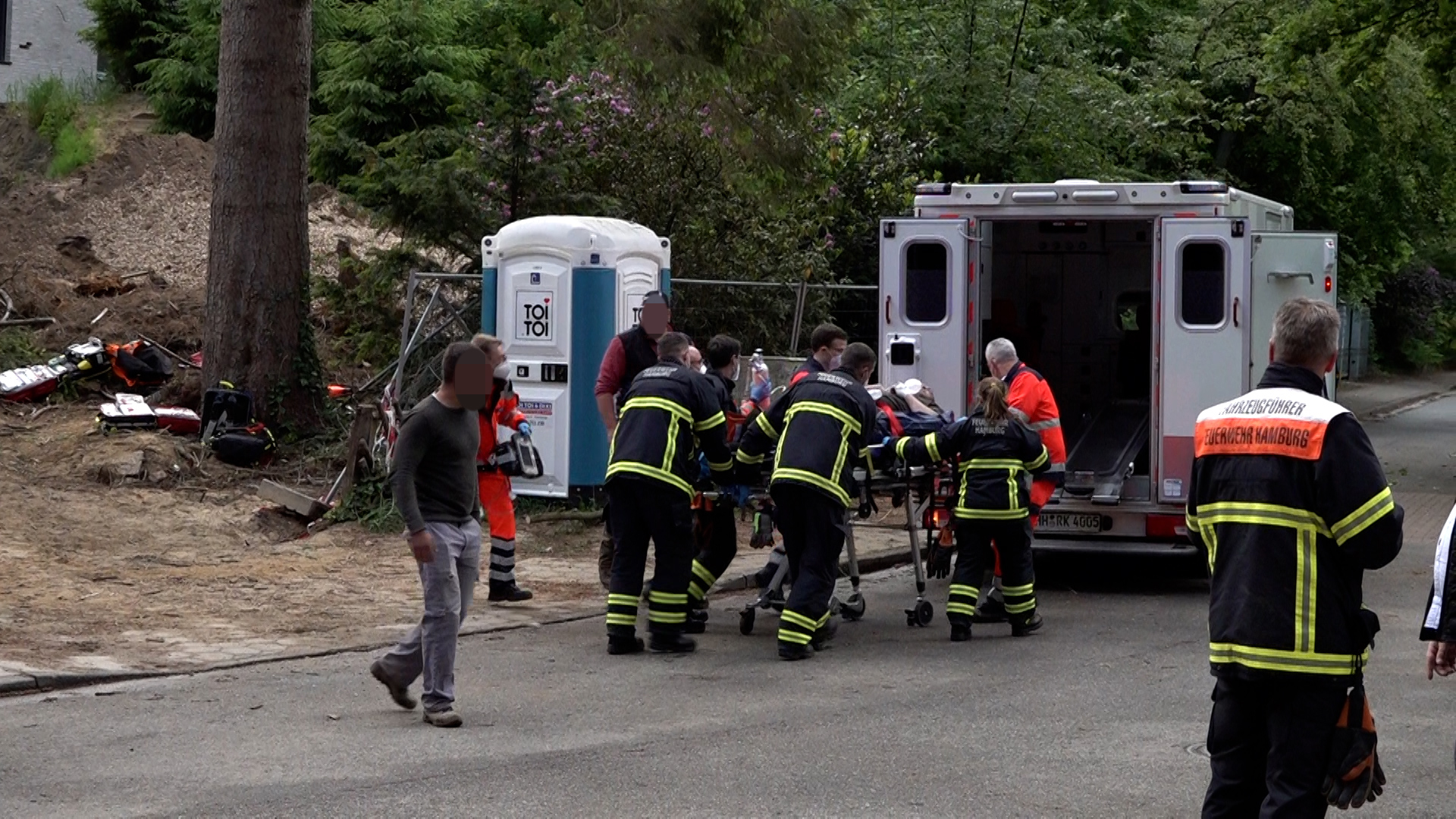 Baumpfeger stürzt in Harburg acht Meter in die Tiefe – schwer verletzt