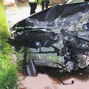 Reifenplatzer auf autobahn bei Pinneberg - Autofahrerin verletzt