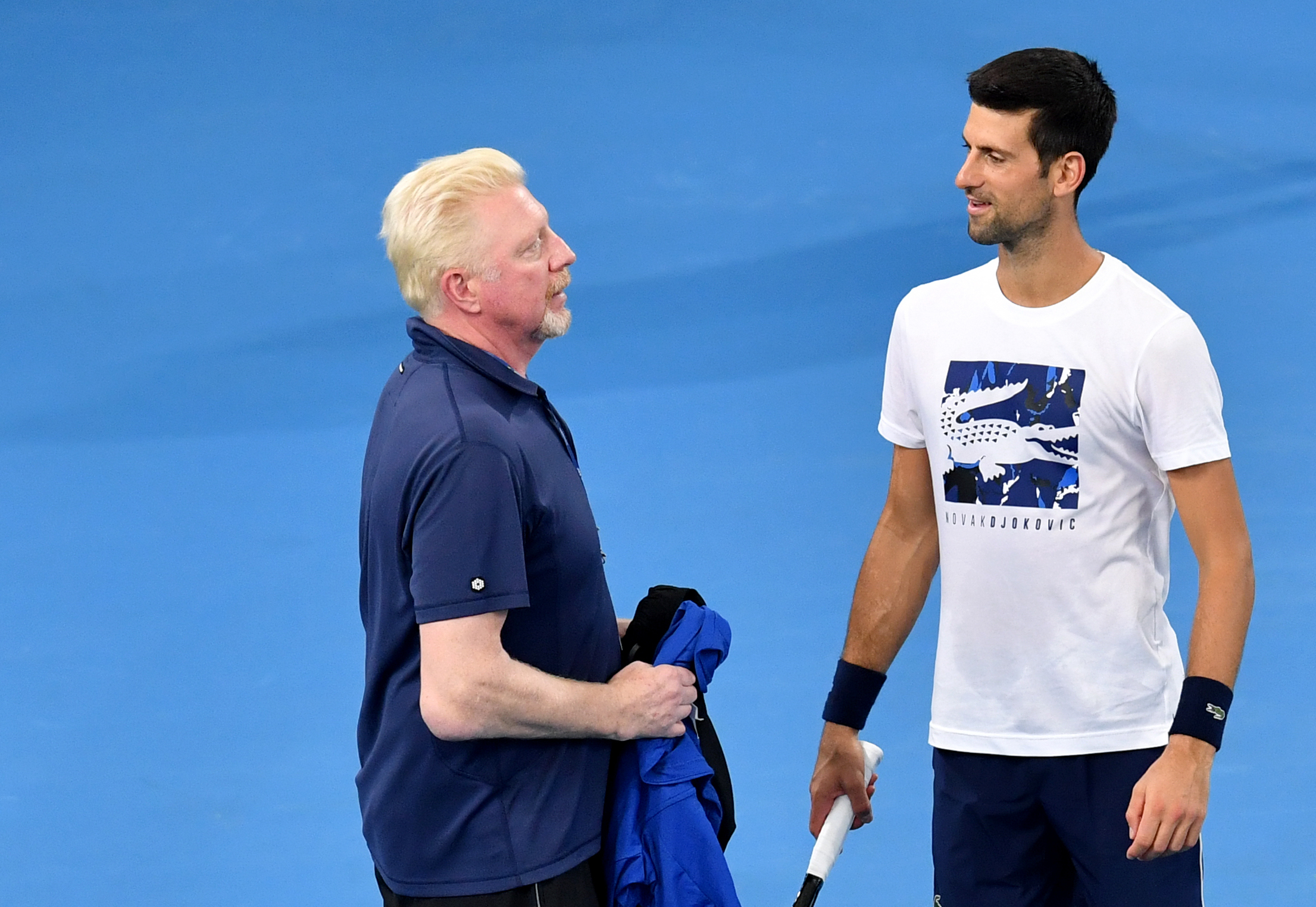 Novak Djokovic (r.) leidet mit seinem früheren Trainer Boris Becker, der im Gefängnis sitzt (hier im Jahr 2020).