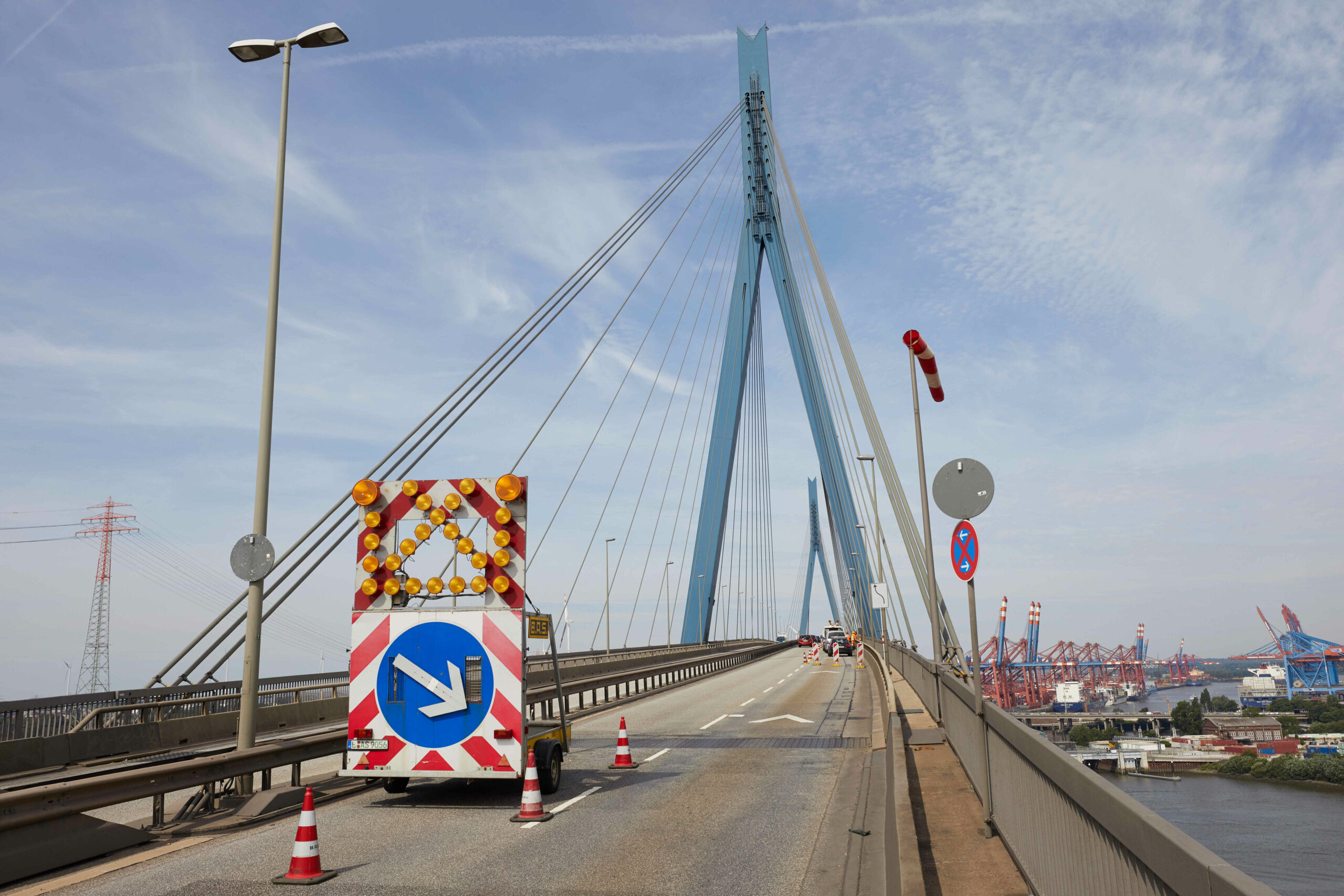Die Köhlbrandbrücke soll am Wochenende gesperrt werden. (Archivfoto)