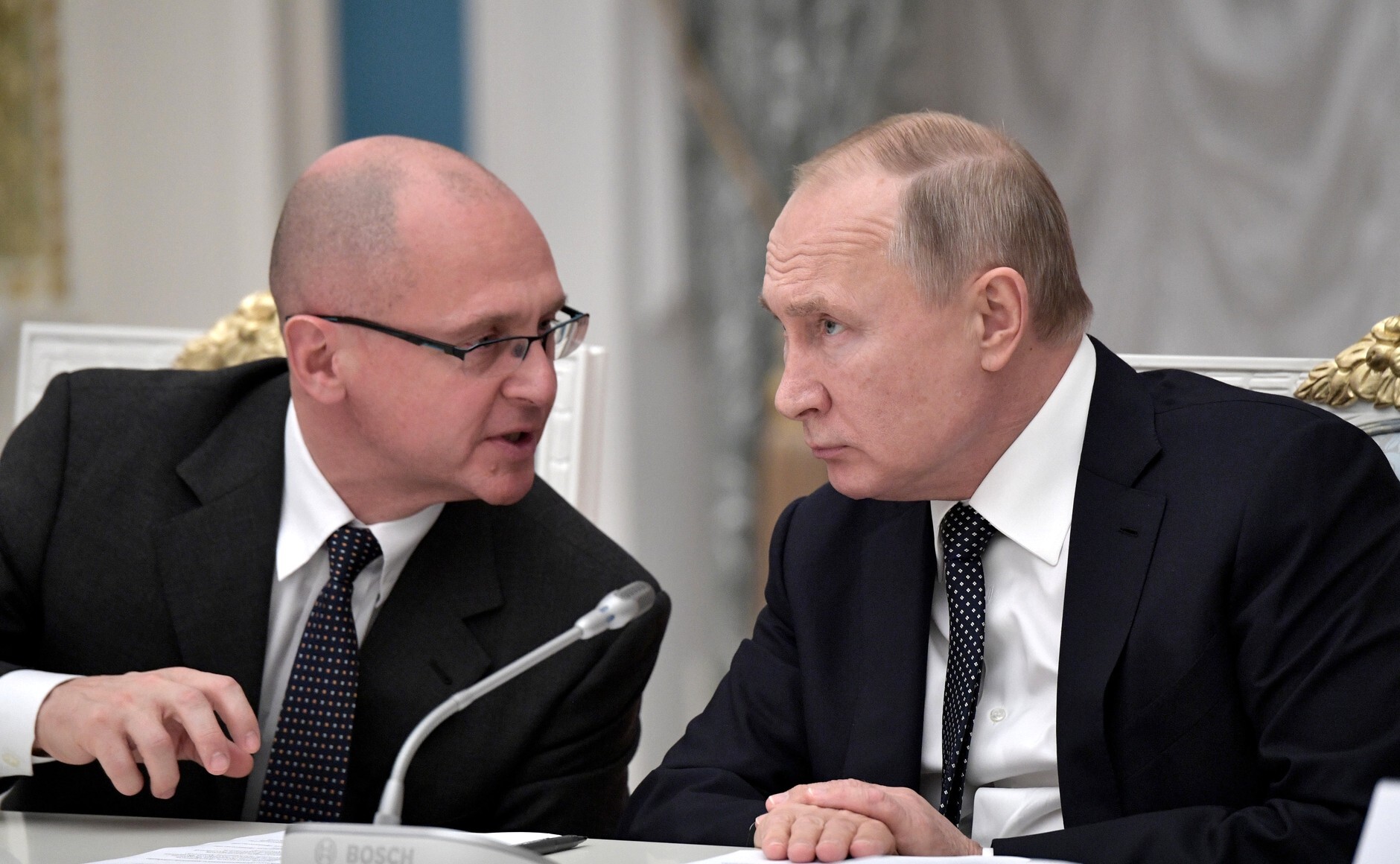 Wladimir Putin (r.), Präsident von Russland, spricht während einer Sitzung mit Sergej Kirijenko, Vizechef des Präsidialamtes.