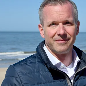 Nikolas Häckel (parteilos), Bürgermeister von Sylt, ist seit Februar wegen Burn-Outs krankgeschrieben.
